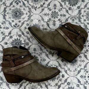 SO Ankle Booties in Dark Gray/Taupe with Decorative Straps Women’s 6.5